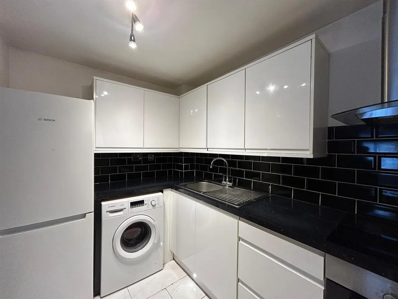 Vicarage Farm Road, Heston, photo 5
