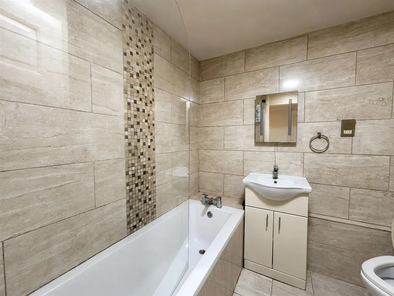 Vicarage Farm Road, Heston, photo 3