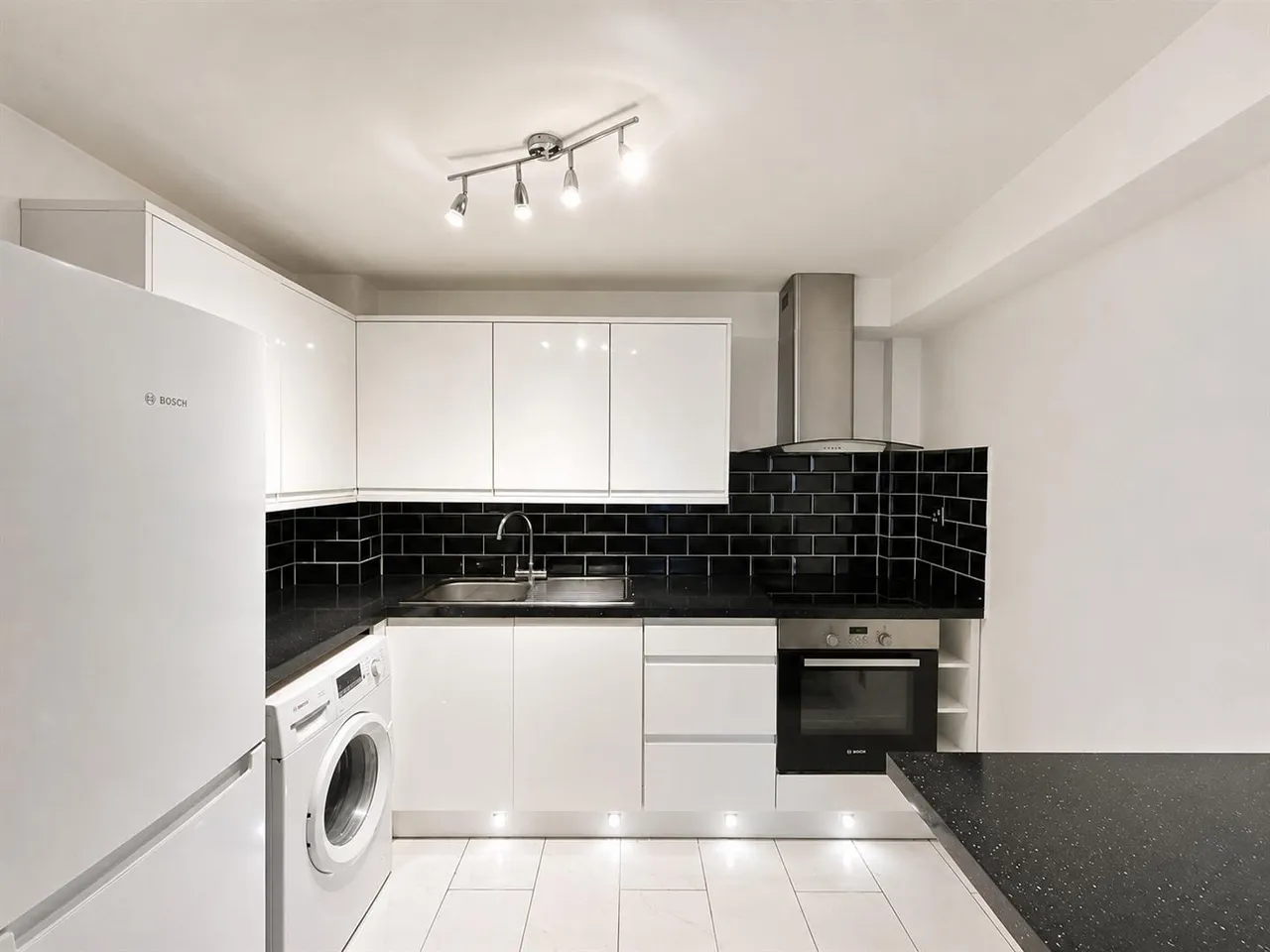 Vicarage Farm Road, Heston, photo 4
