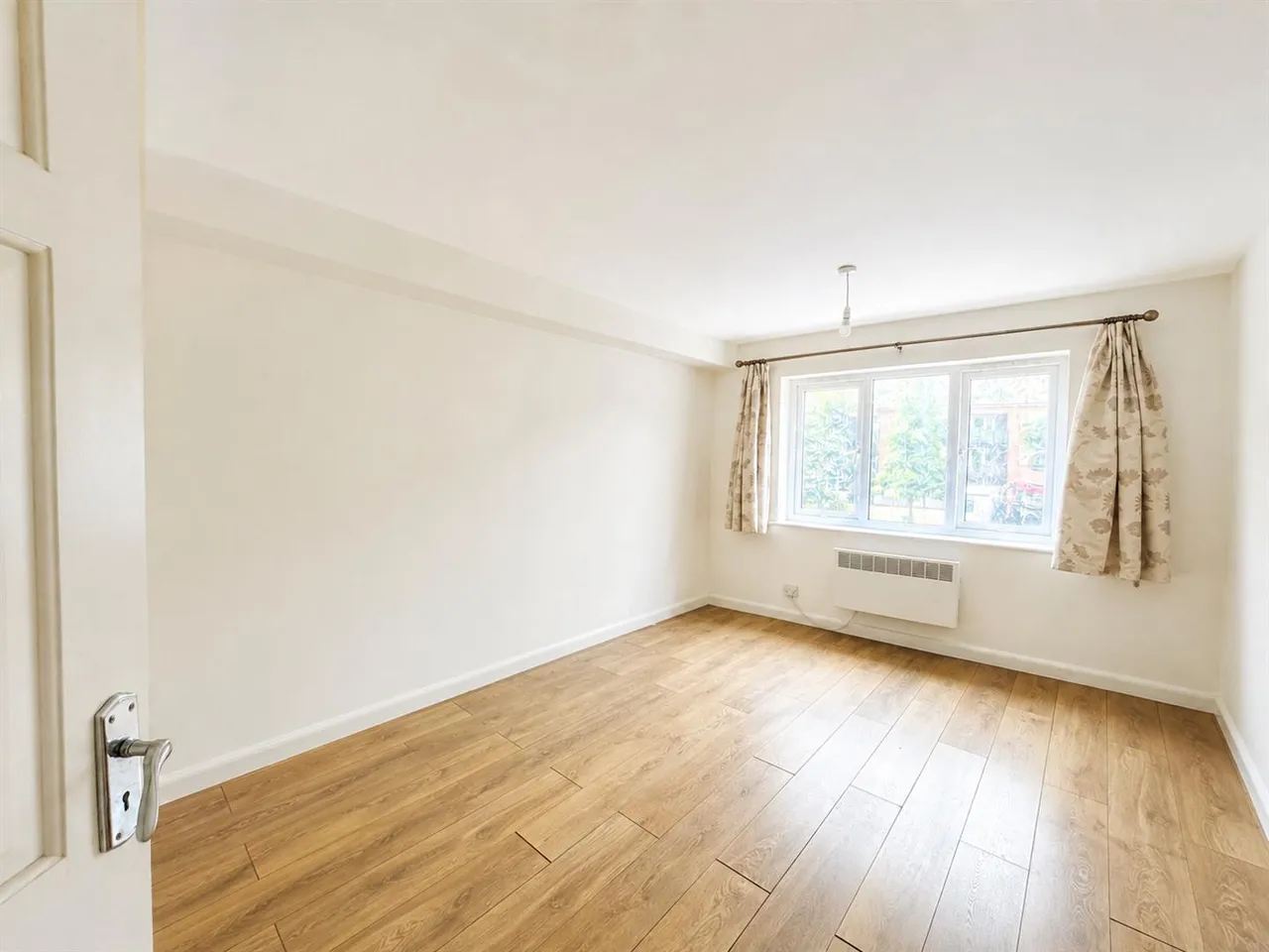 Vicarage Farm Road, Heston, photo 7