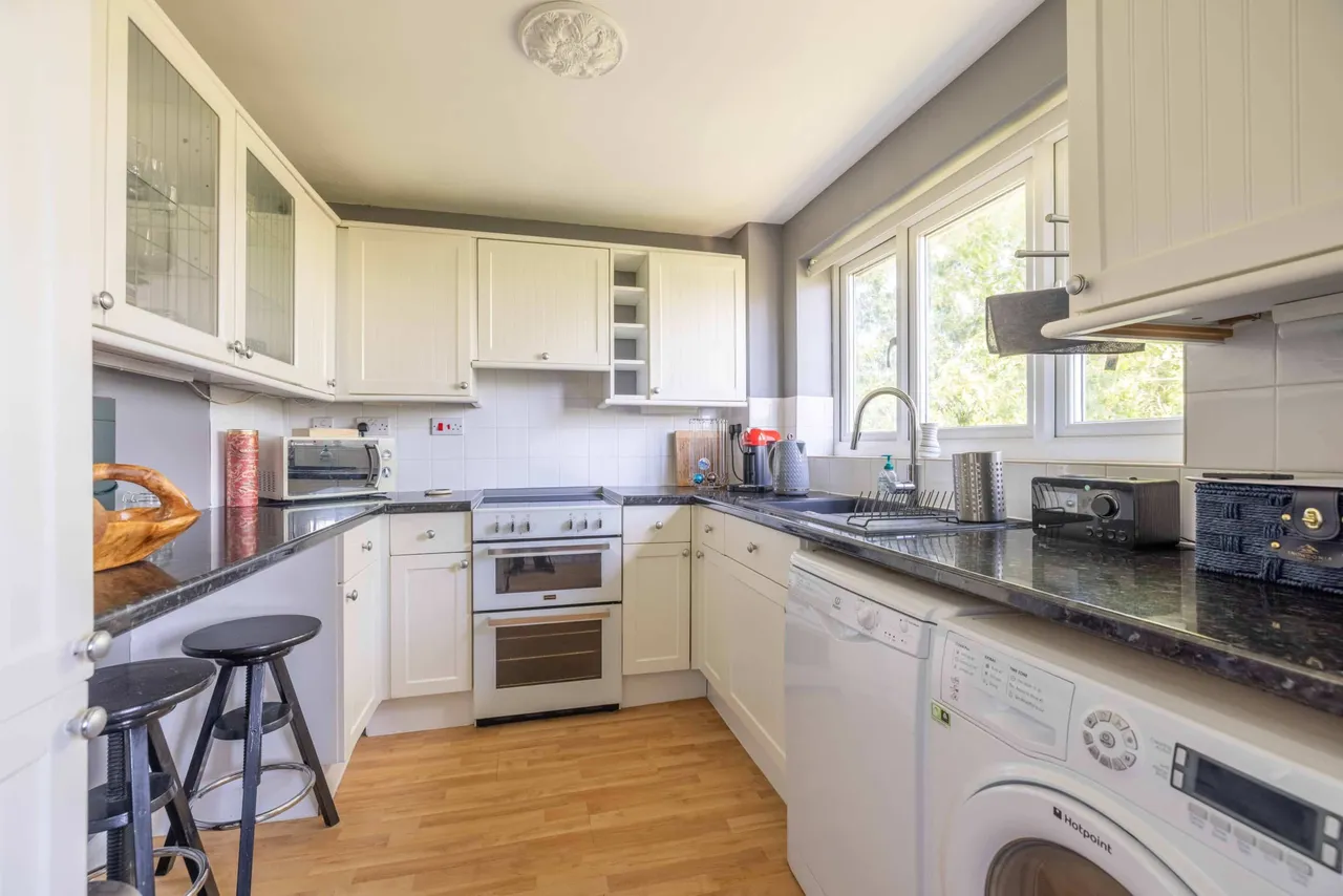 Cleves Court, Firs Ave, Windsor, Berkshire, SL4 4EF, photo 3