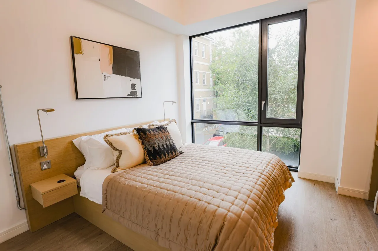 Hammersmith Road, London, W6, photo 8