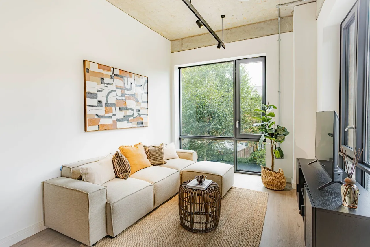 2 bed flat to rent, Hammersmith Road, London, W6