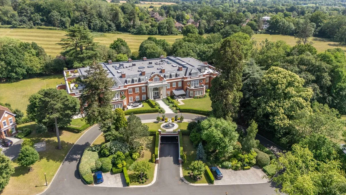 2 bed flat for sale, Park Hill Drive, Cobham, KT11