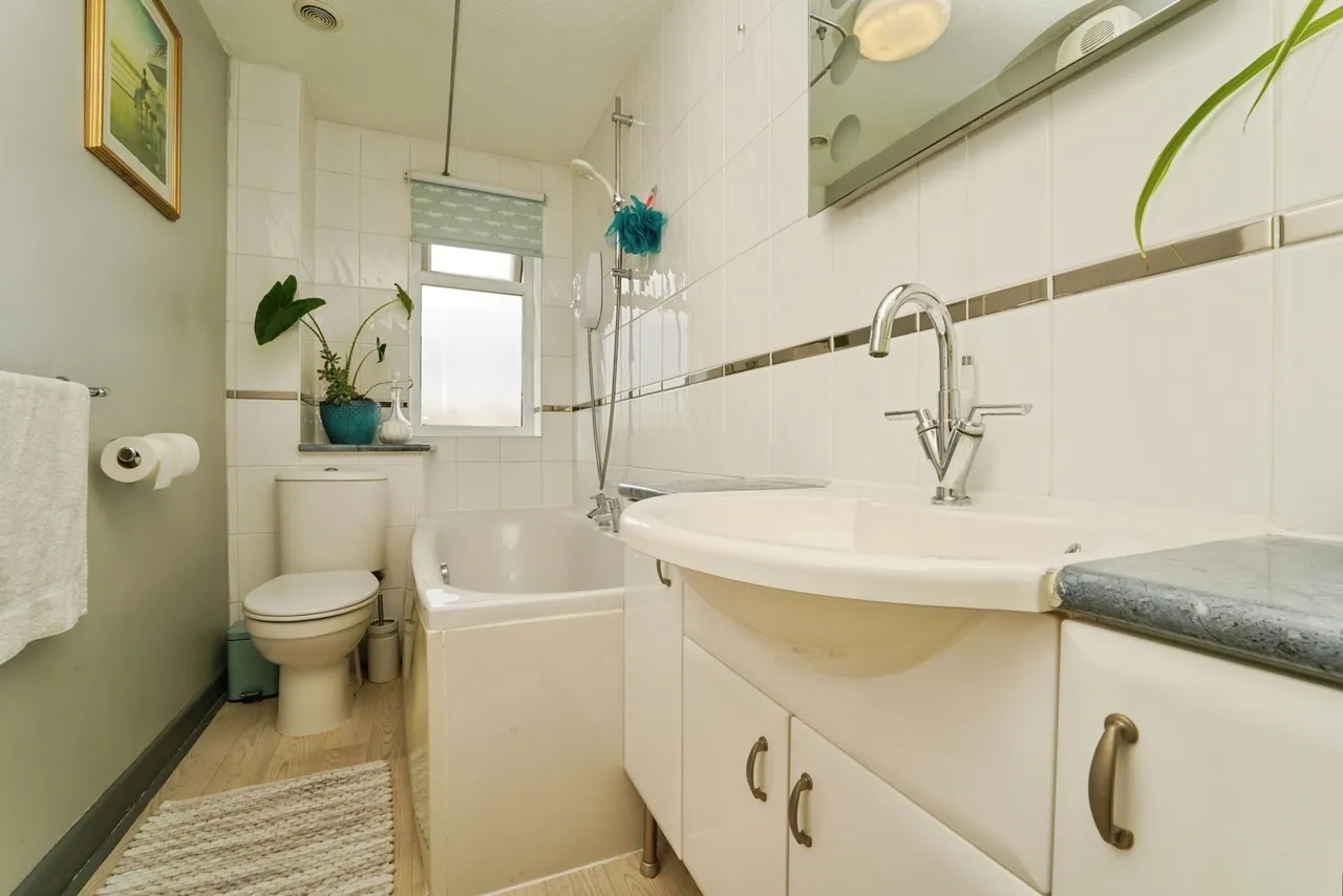 Sandhurst Lane, GLOUCESTER, Gloucestershire, GL2, photo 9
