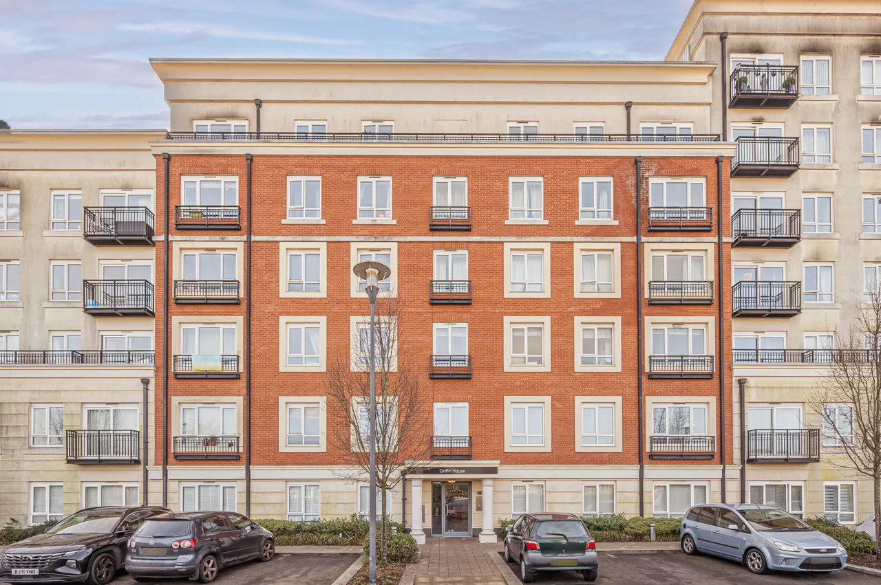 2 bed flat for sale — 15 Griffin House, 4 Aviation Drive, London