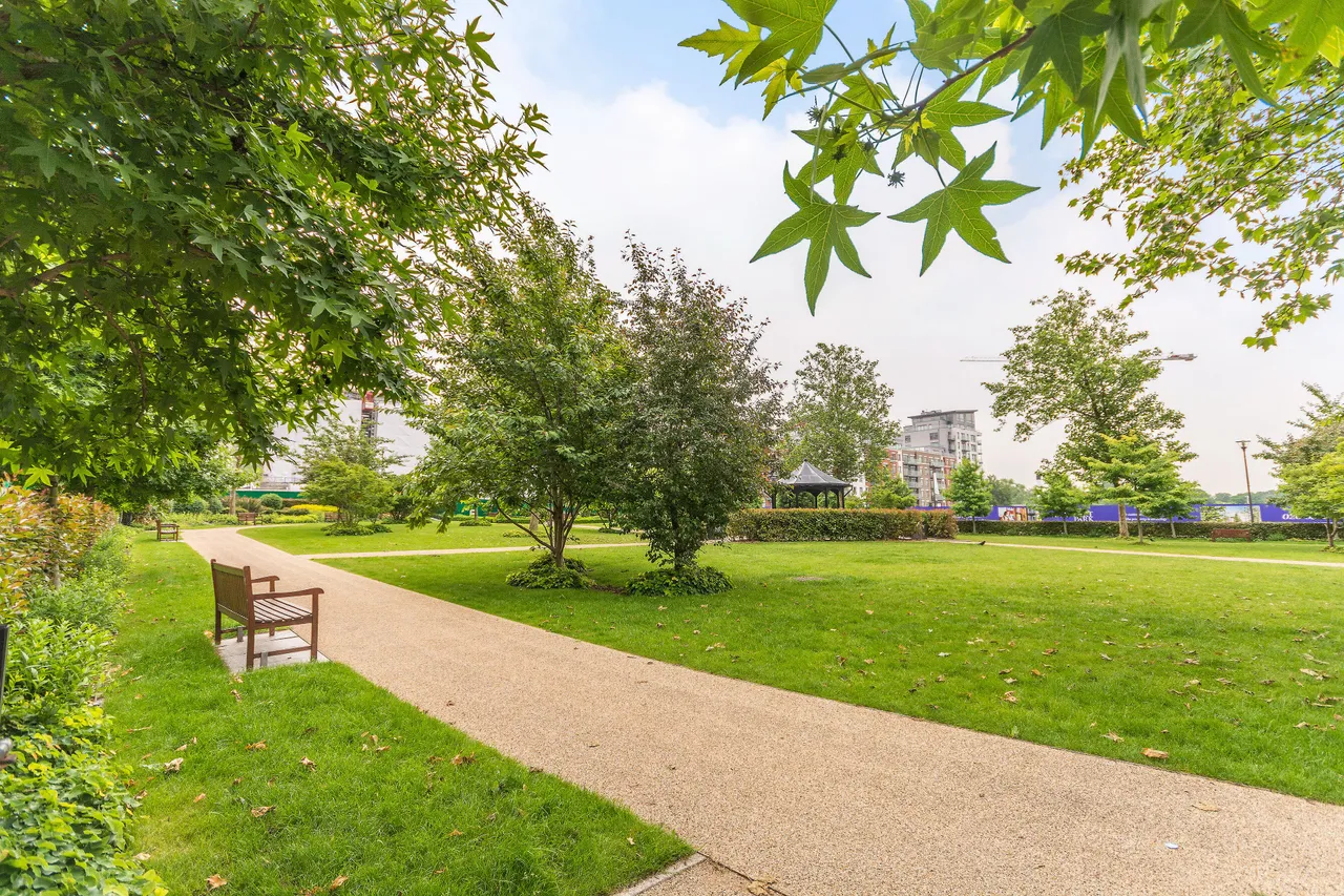 15 Griffin House, 4 Aviation Drive, London, photo 9