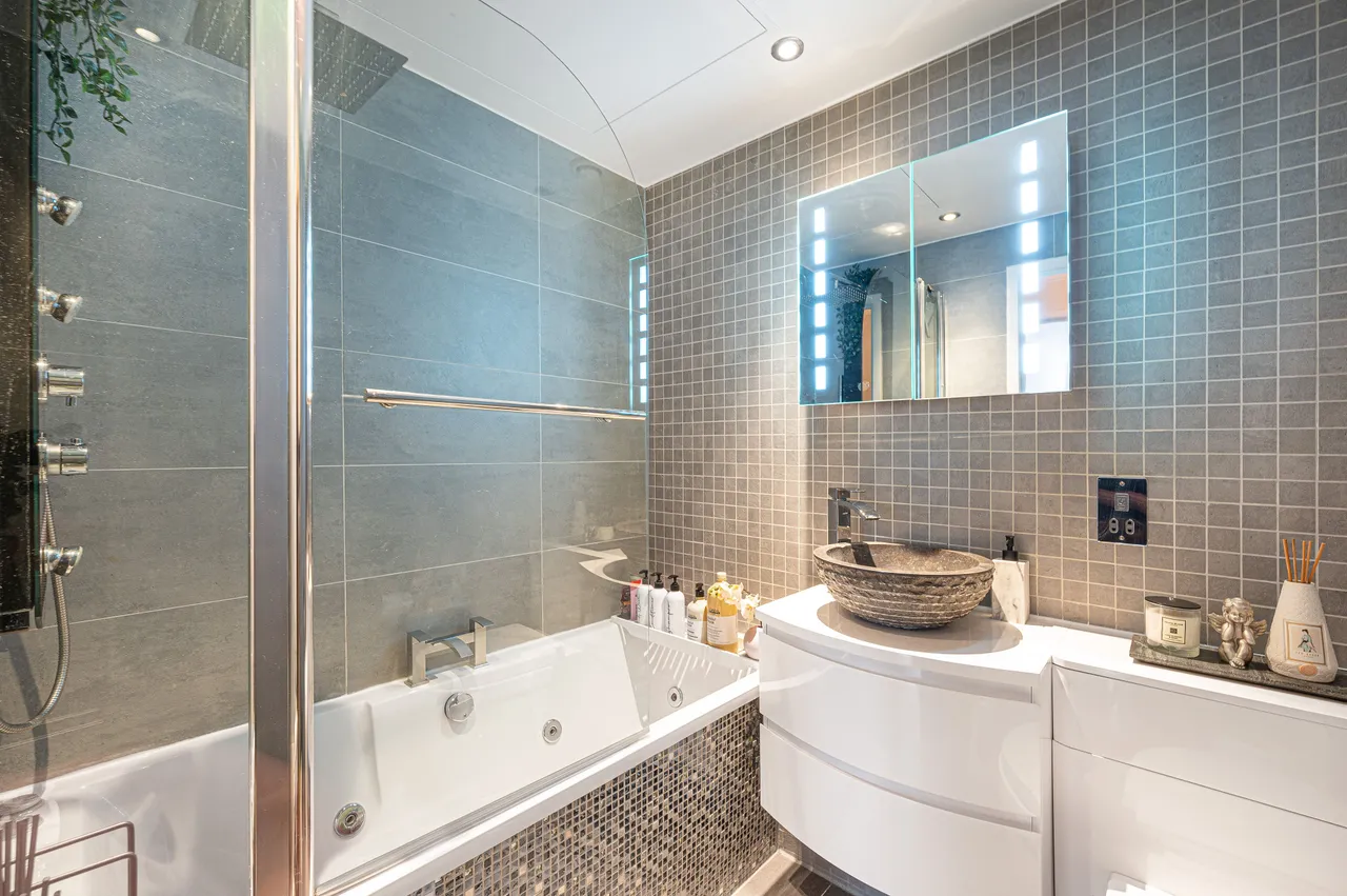15 Griffin House, 4 Aviation Drive, London, photo 7