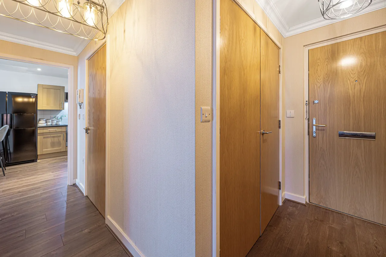 15 Griffin House, 4 Aviation Drive, London, photo 10