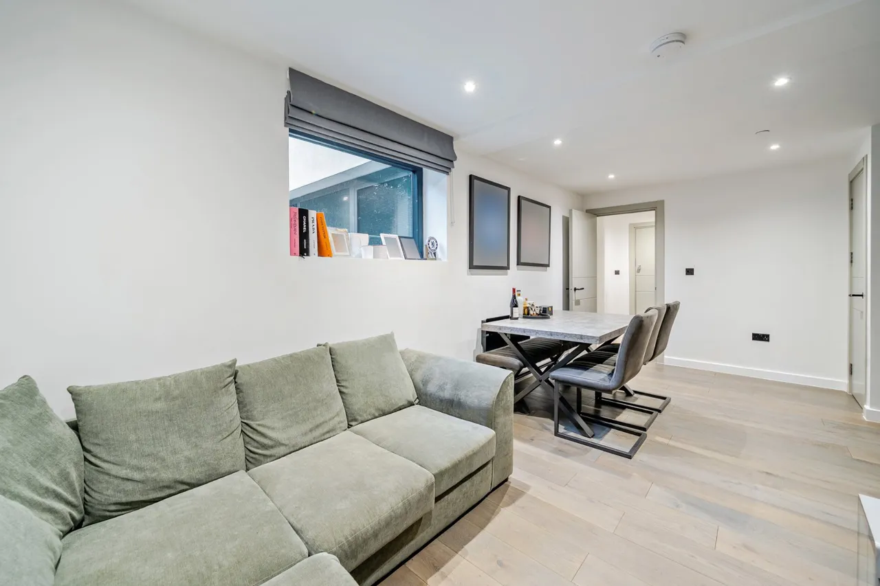 Rosemount Avenue, West Byfleet, KT14, photo 5