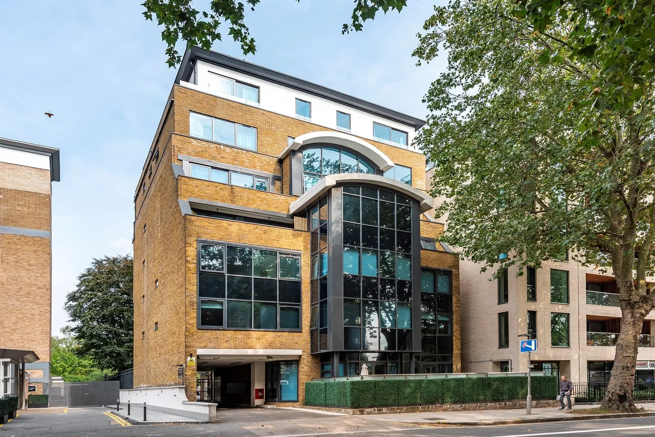 flat for sale — Chiswick High Road, London