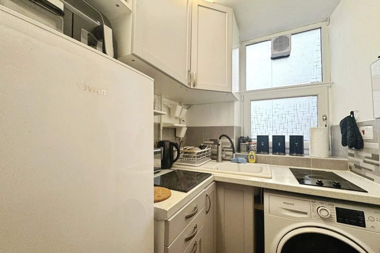 Alexandra Court, Farnborough, Hampshire, GU14 6BP, photo 3