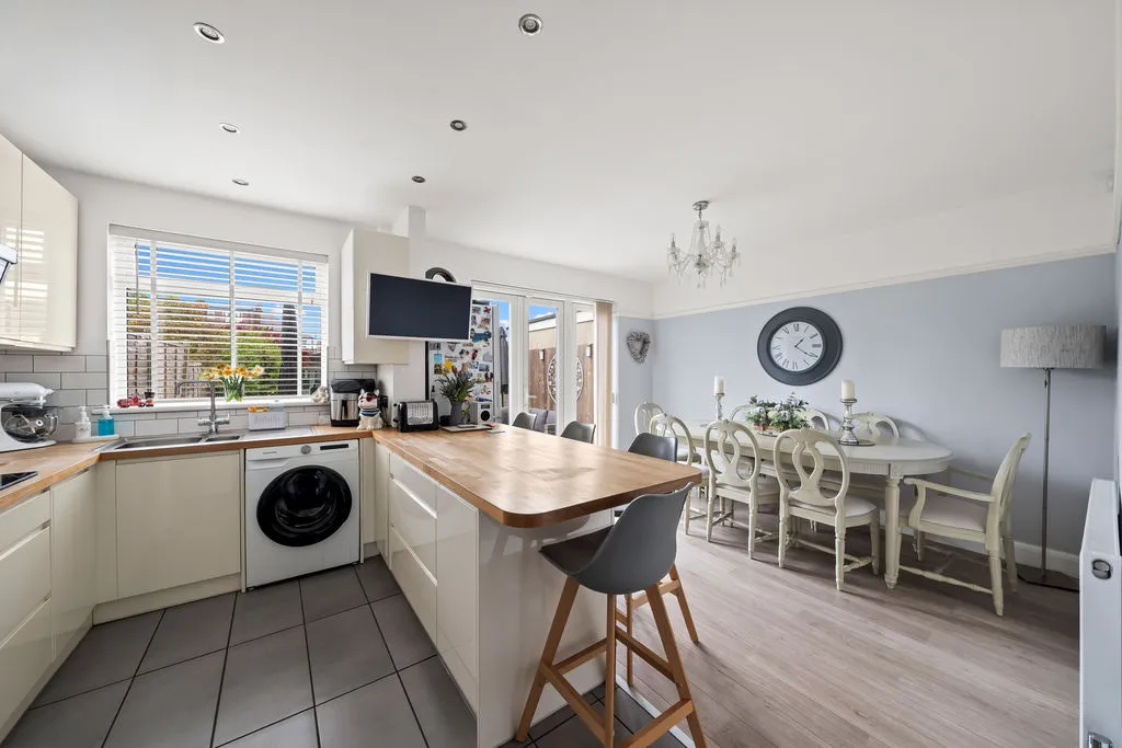 Elmstead Gardens, Worcester Park KT4 7BE, photo 5