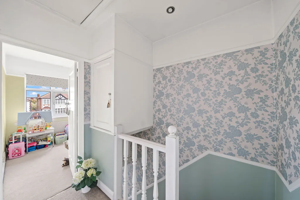 Elmstead Gardens, Worcester Park KT4 7BE, photo 9