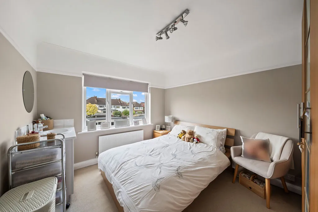 Elmstead Gardens, Worcester Park KT4 7BE, photo 12