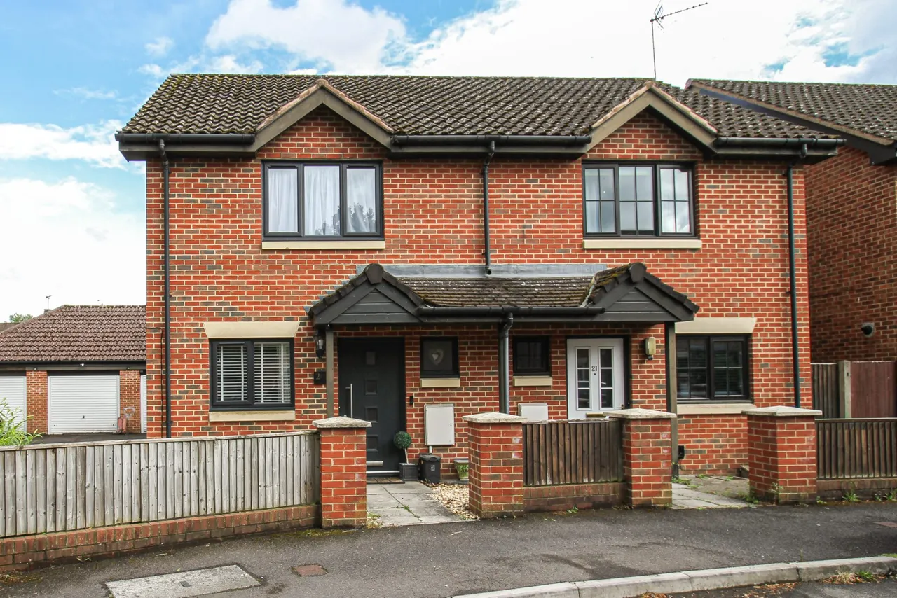 3 bed house for sale — Melrose Close, Farnborough, GU14 9US