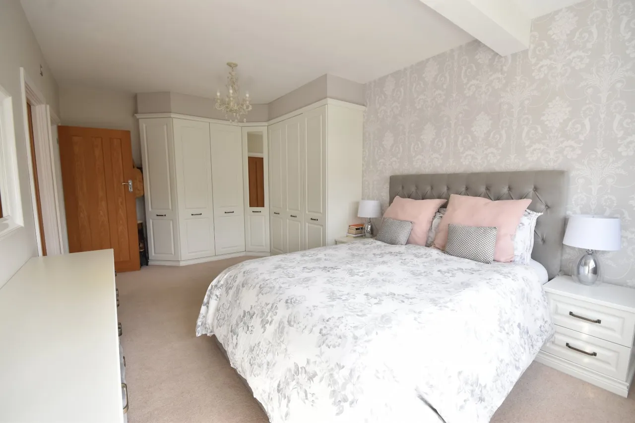 Upfield, Horley, RH6, photo 12