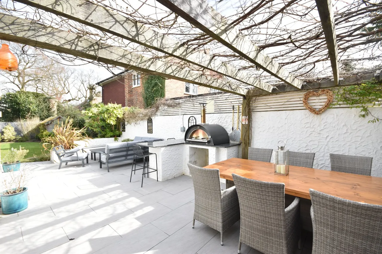 Upfield, Horley, RH6, photo 19