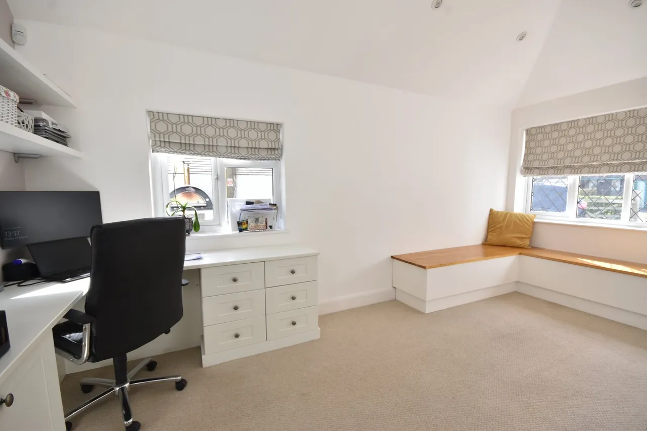 Upfield, Horley, RH6, photo 22