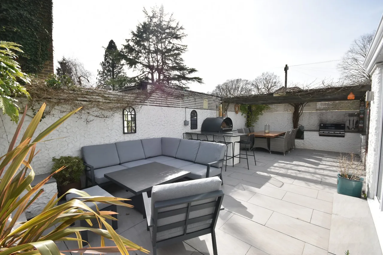 Upfield, Horley, RH6, photo 18