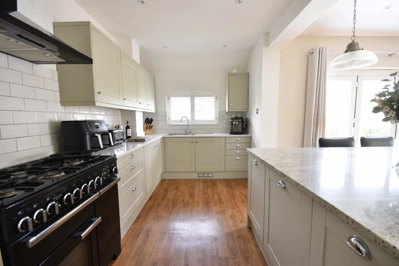 Upfield, Horley, RH6, photo 10
