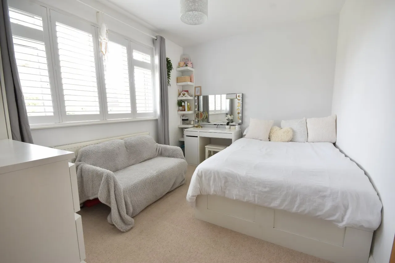 Upfield, Horley, RH6, photo 13