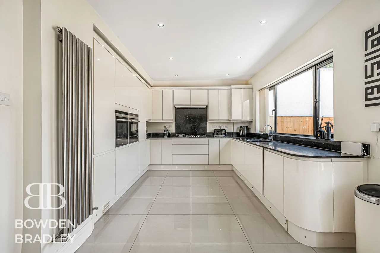 4 bed house for sale — Grasmere Gardens, Ilford, IG4