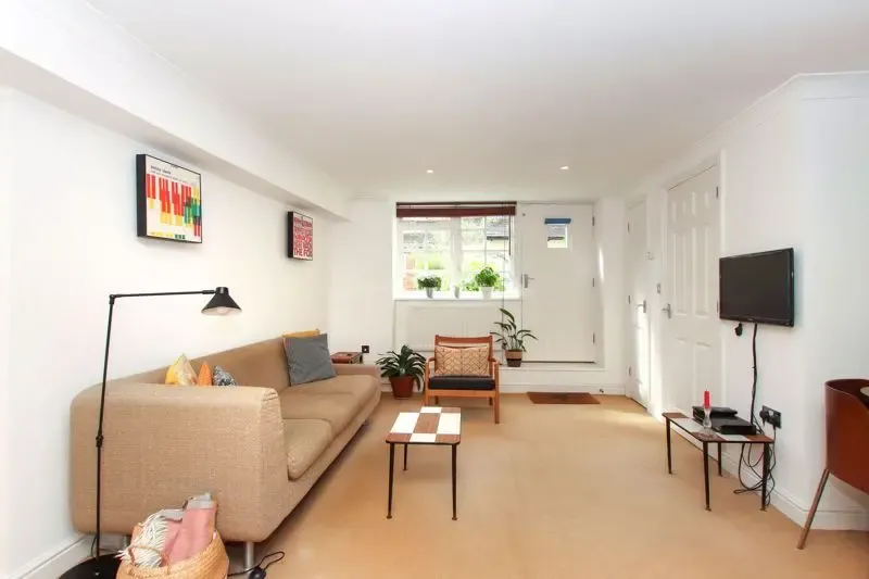 London Road, Aston Clinton, Buckinghamshire, HP22 5GW, photo 6