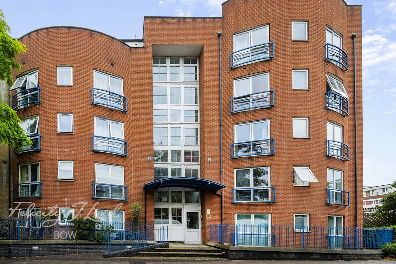 2 bed flat for sale, Poplar High Street, London