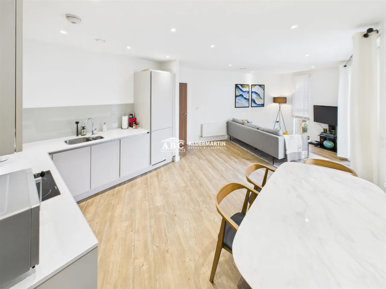 Moorhen Drive, London, photo 2