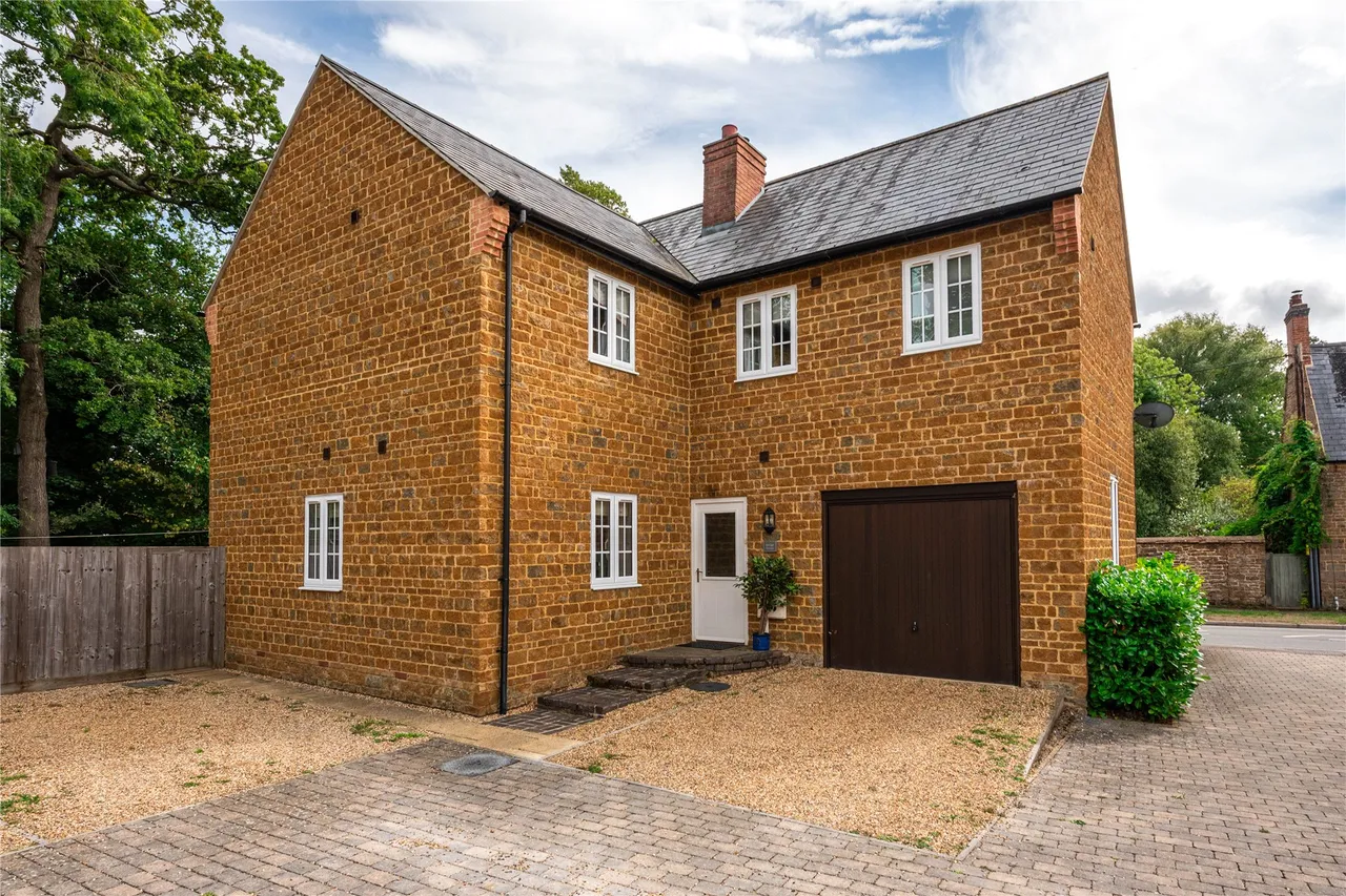 4 bed property for sale, Banbury Road, Charwelton, NN11