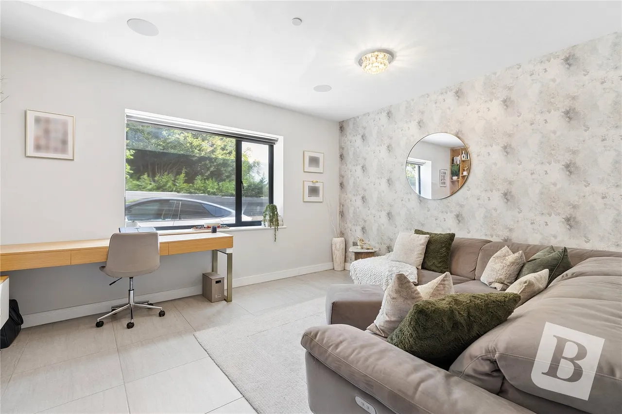 Basi Close, Emerson Park, RM11, photo 9