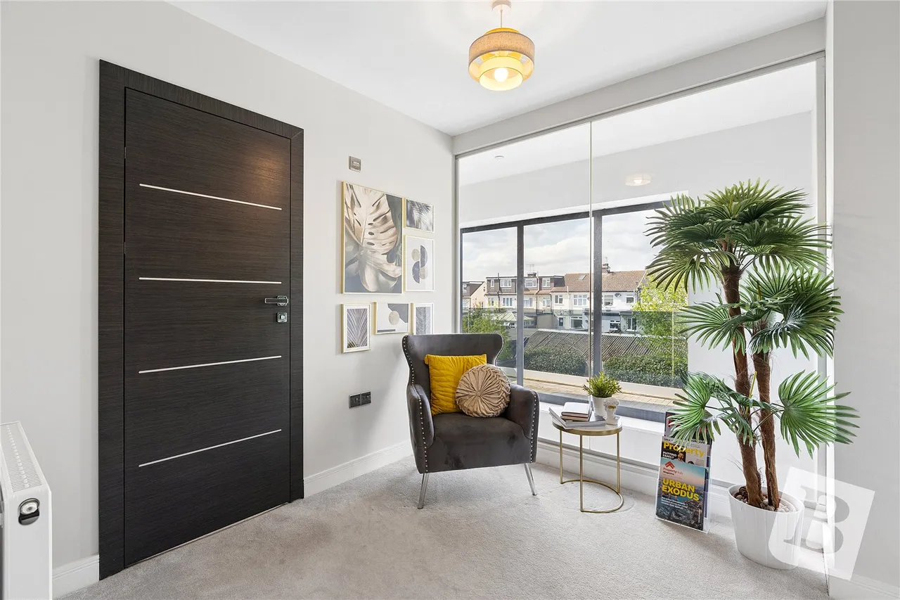 Basi Close, Emerson Park, RM11, photo 5