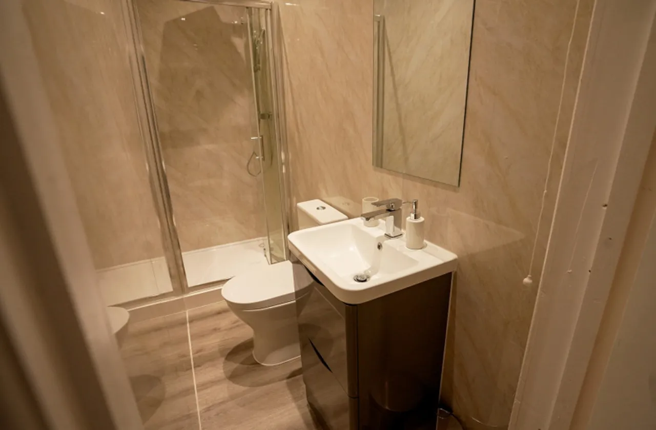 St. Judes Road, Englefield Green, photo 5