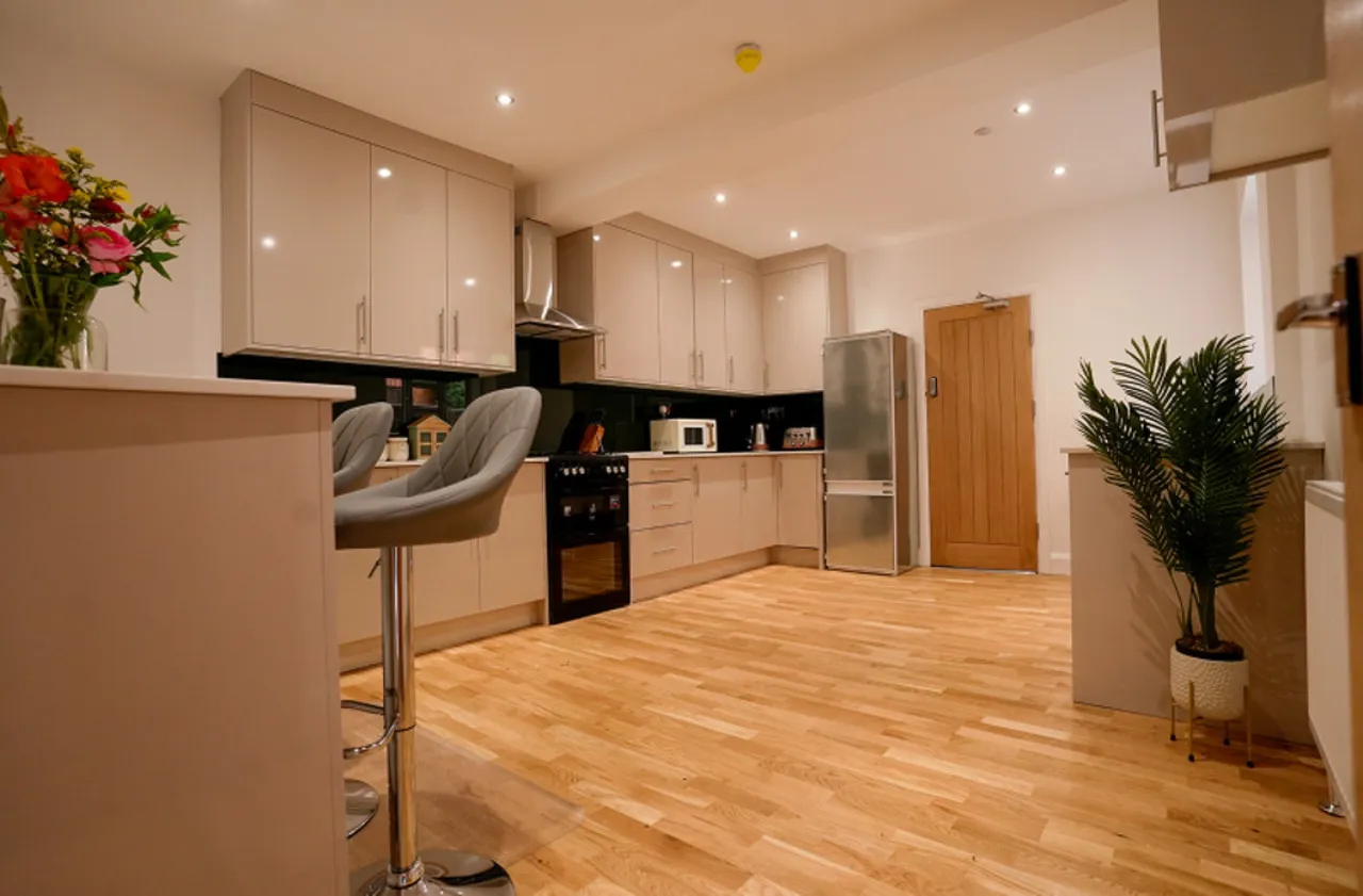 St. Judes Road, Englefield Green, photo 7