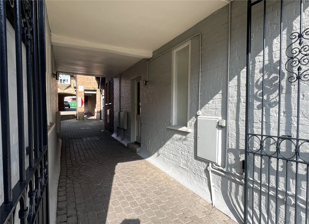 Roundhouse Court, Lymington, Hampshire, SO41 9LY, photo 9