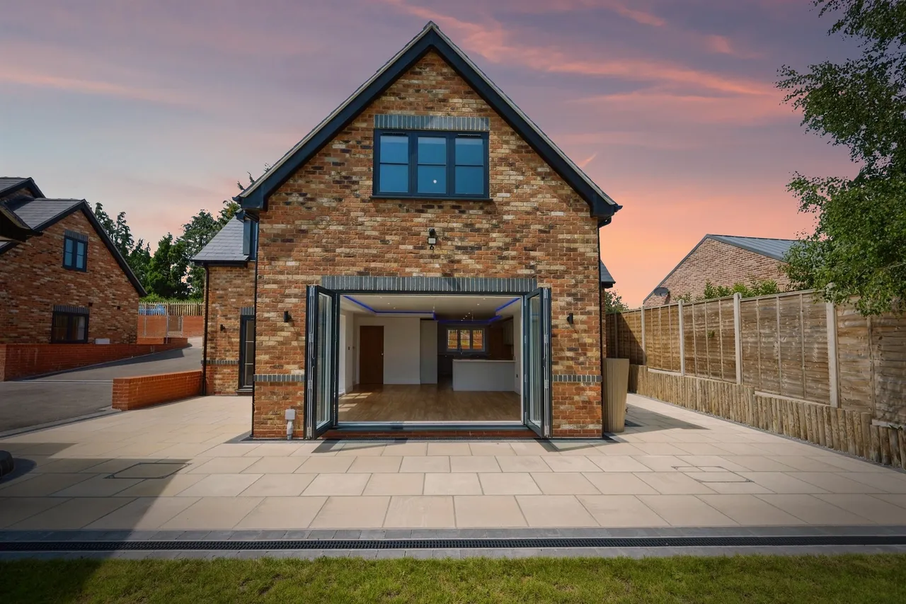 Alcester Road, Wootton Wawen, Henley-In-Arden, photo 2