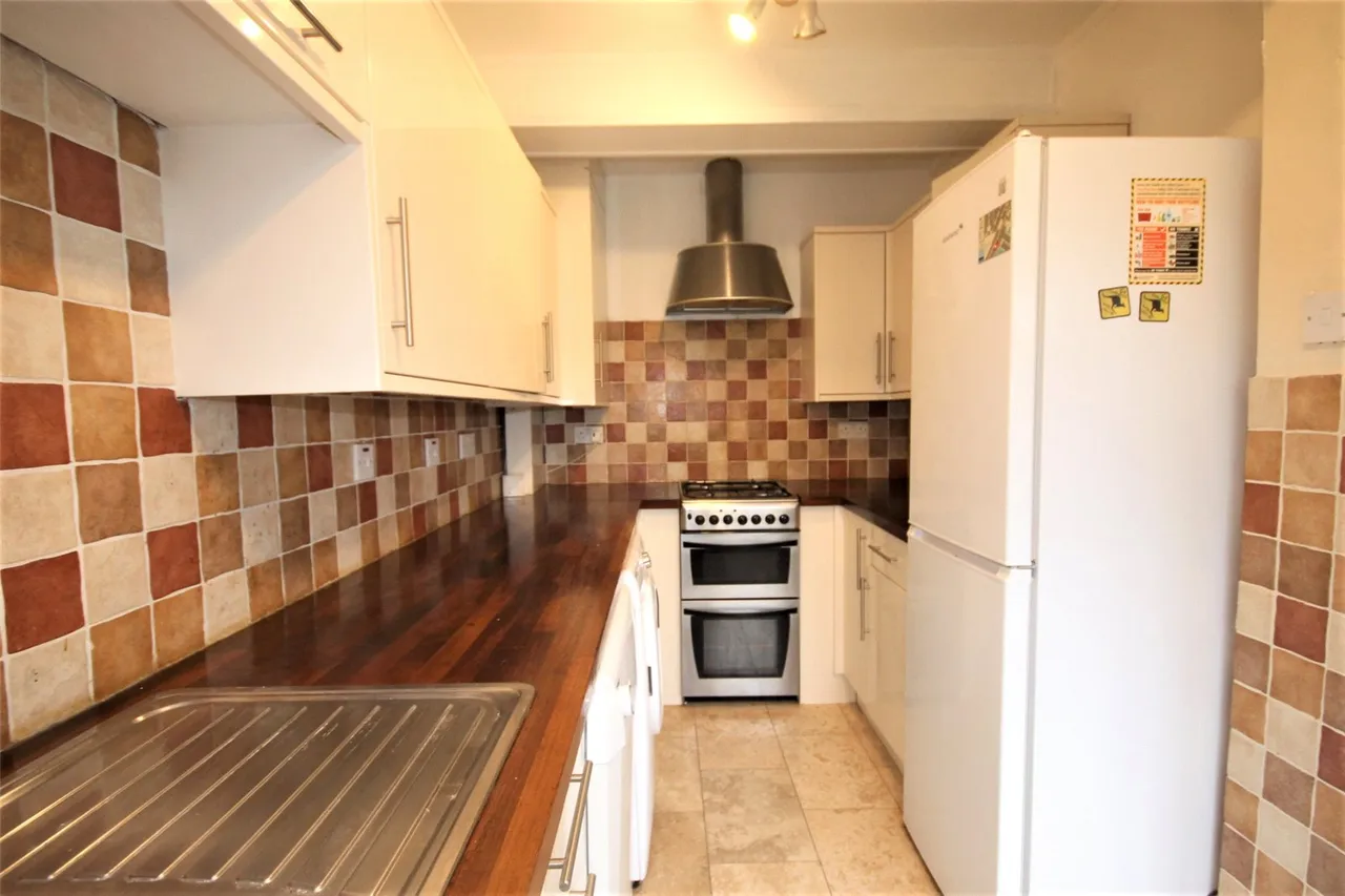 3 bed rochester avenue, feltham, greater london,tw13 to rent, Feltham, Greater London