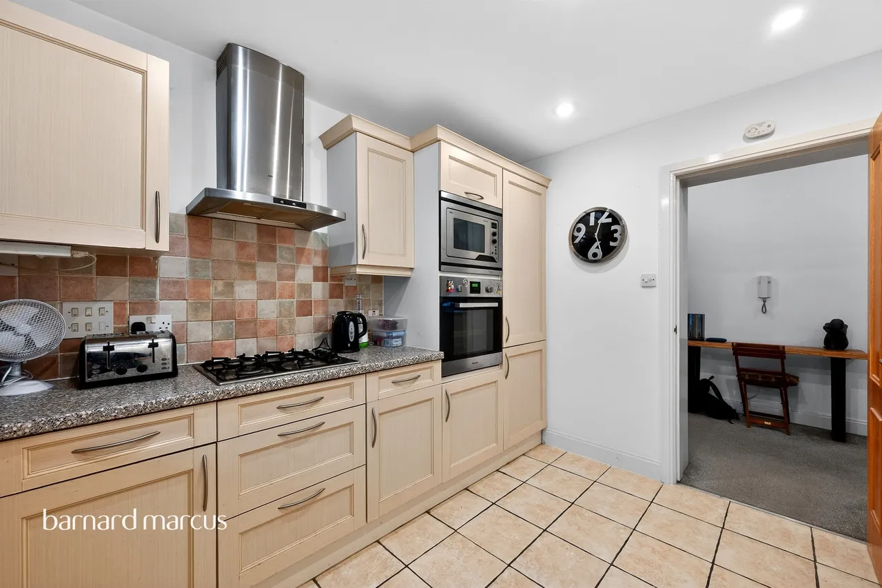 Grove Close, Epsom, photo 4
