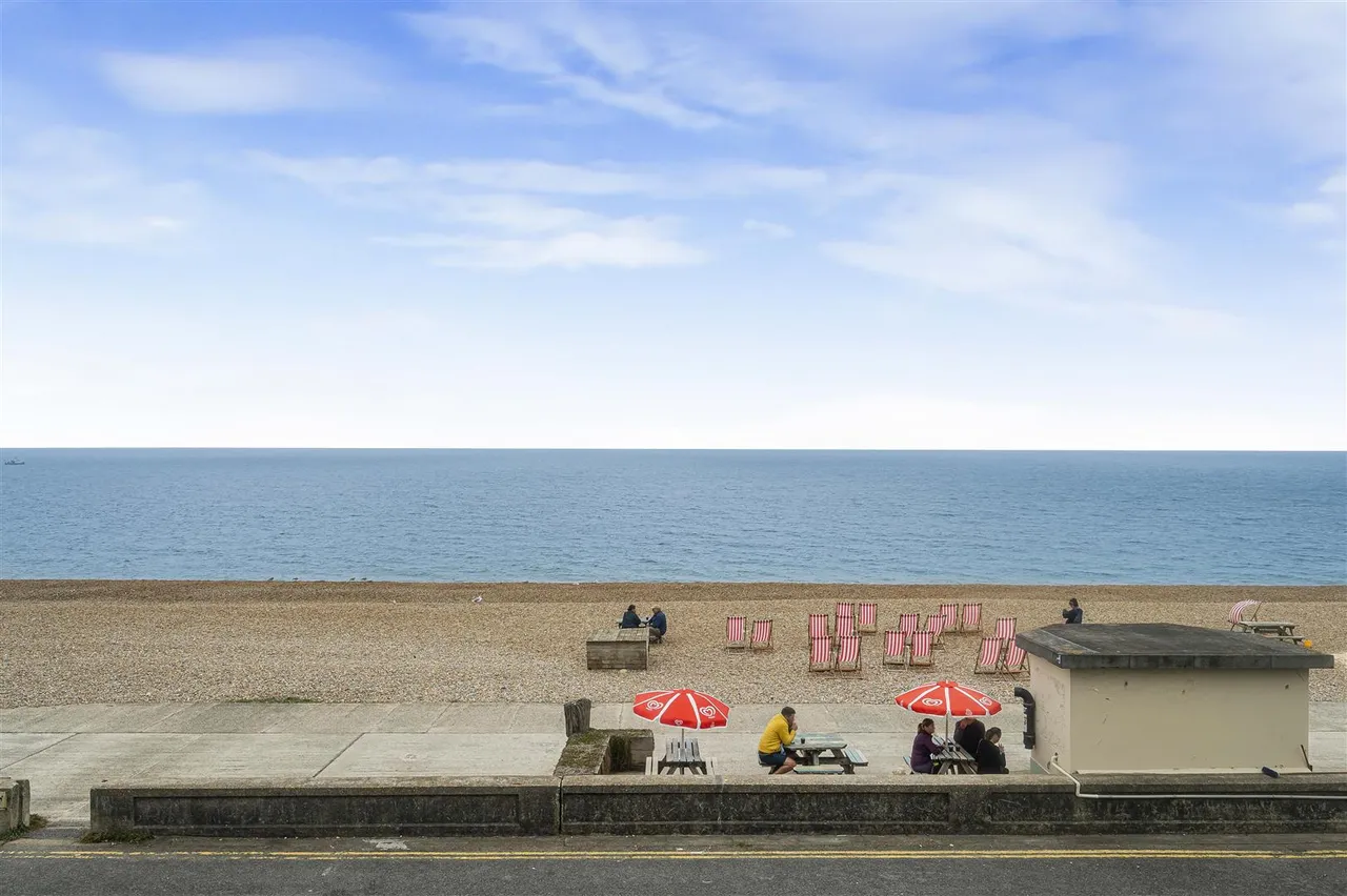 1 bed flat for sale, Esplanade, Seaford