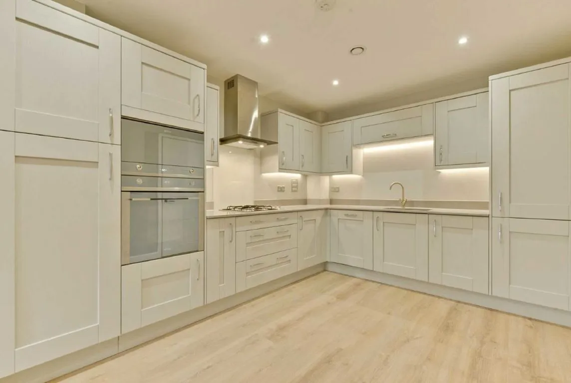 Queens Road, Weybridge, KT13, photo 2