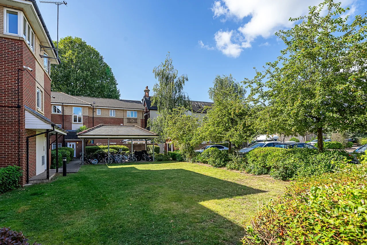 2 bed flat for sale, Grasgarth Close, Acton, W3