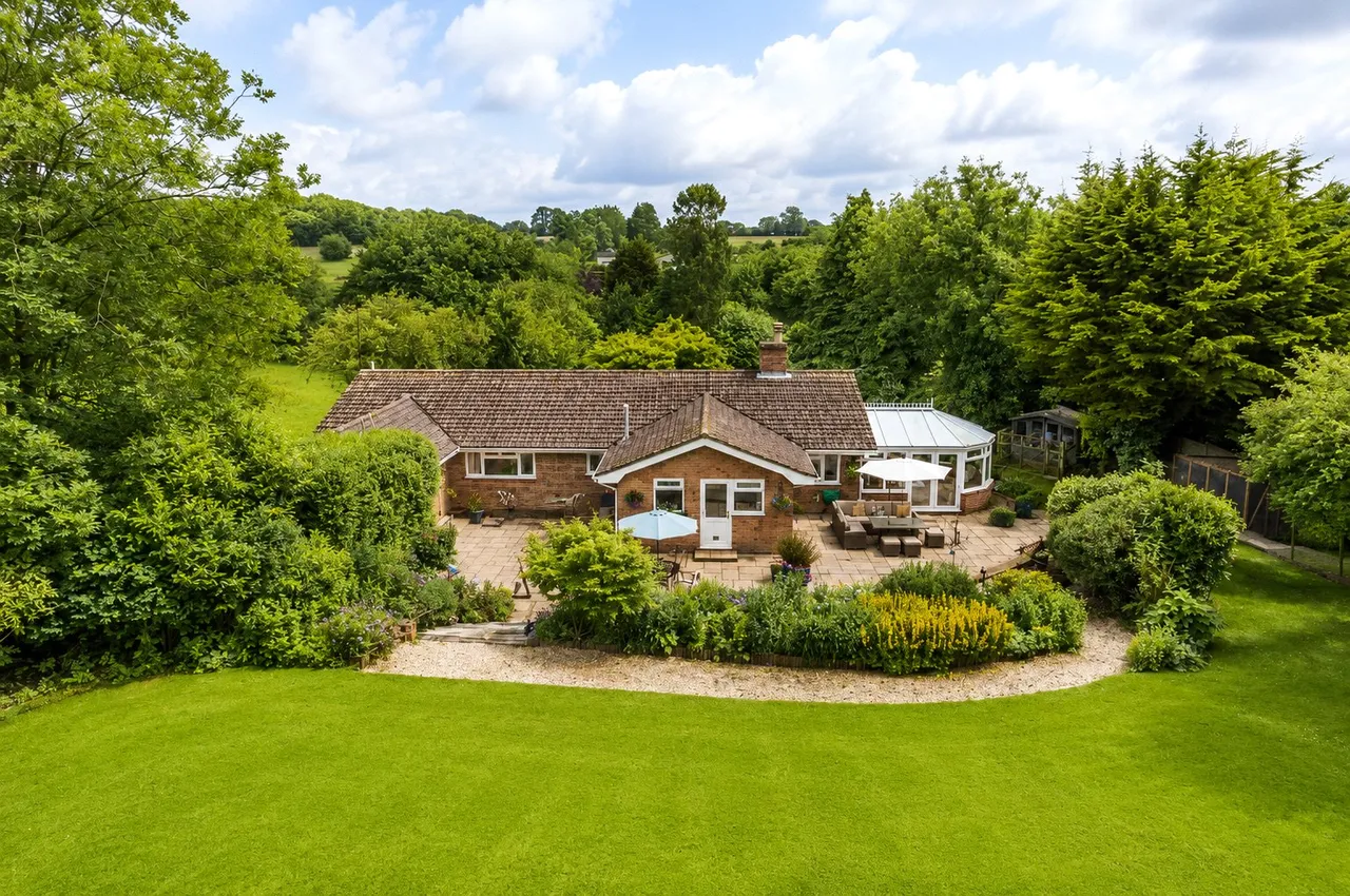 4 bed house for sale, Grosvenor Road, Medstead, GU34