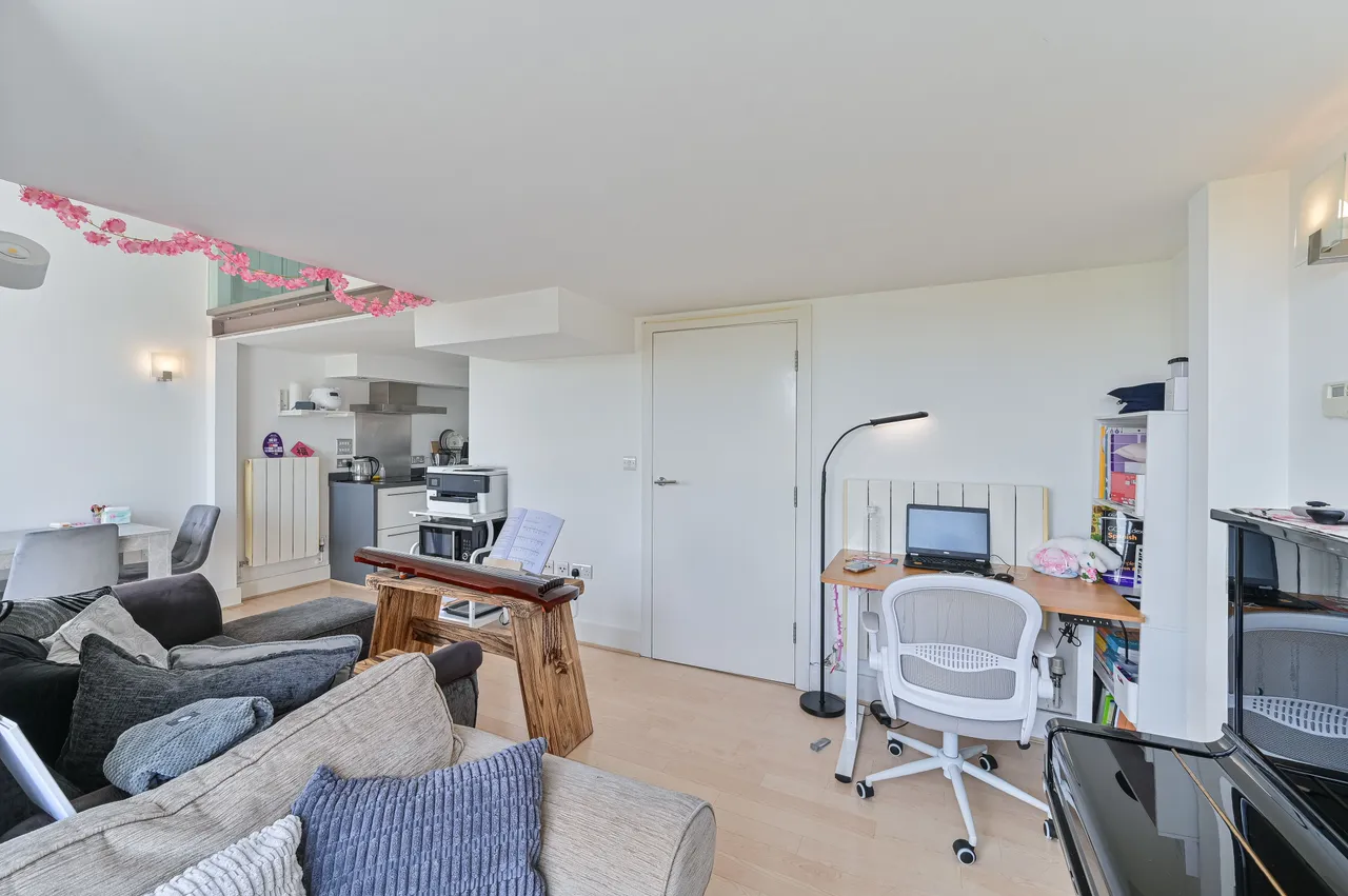 Flat 176, Building 22, Cadogan Road, London, photo 4