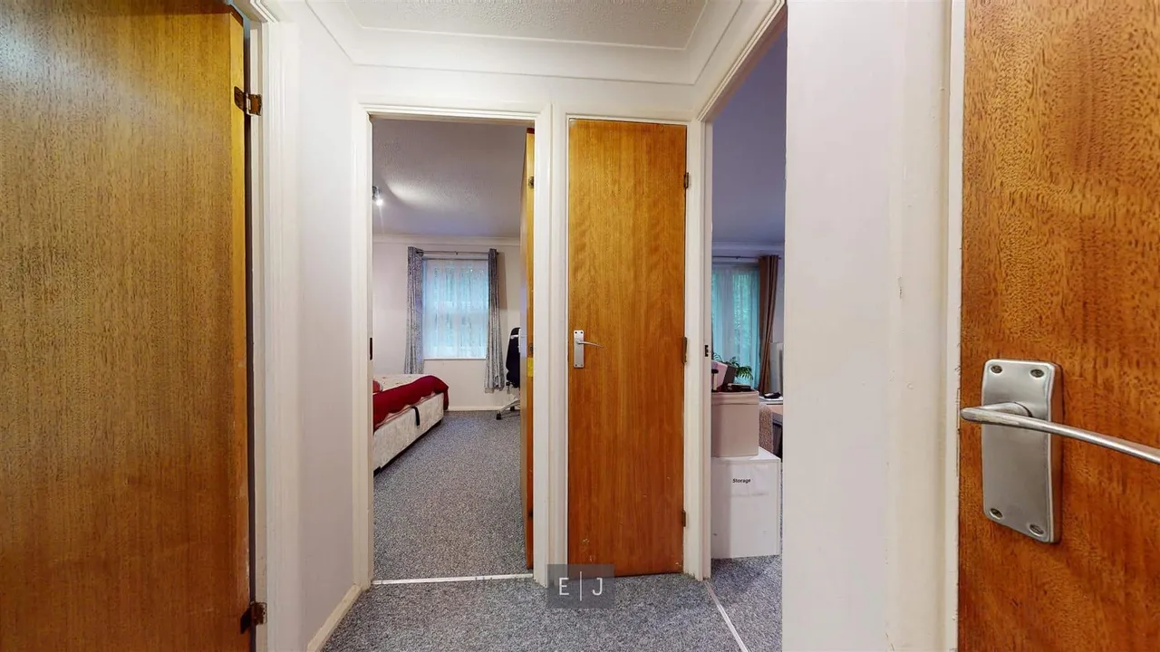 Fourways, Buckhurst Hill, photo 2