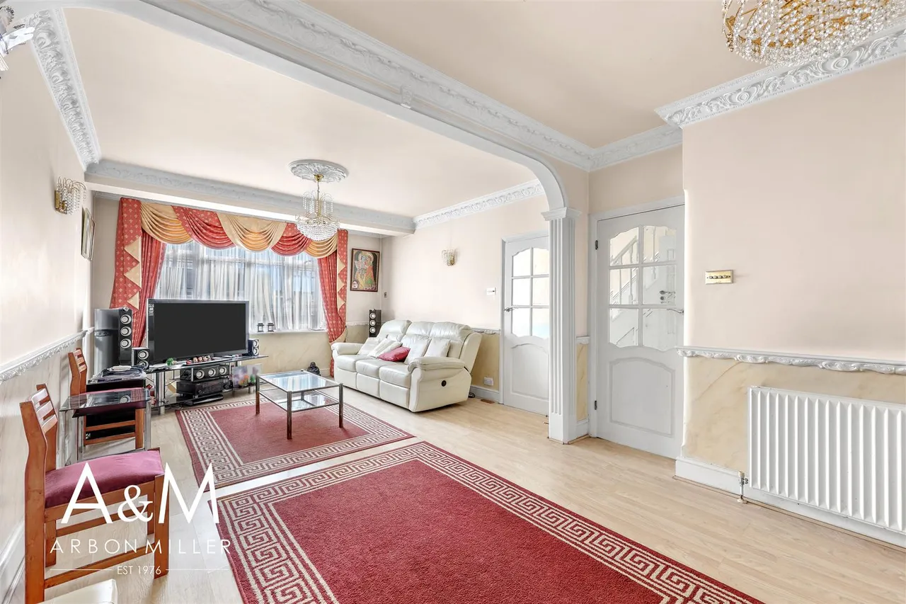 Denham Drive, Ilford, IG2, photo 3
