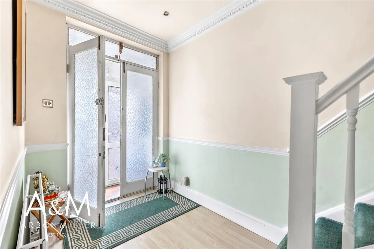 Denham Drive, Ilford, IG2, photo 9
