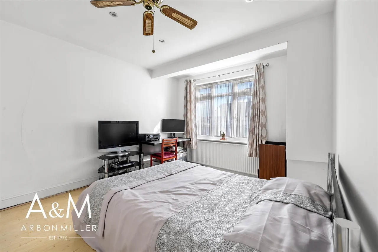 Denham Drive, Ilford, IG2, photo 5