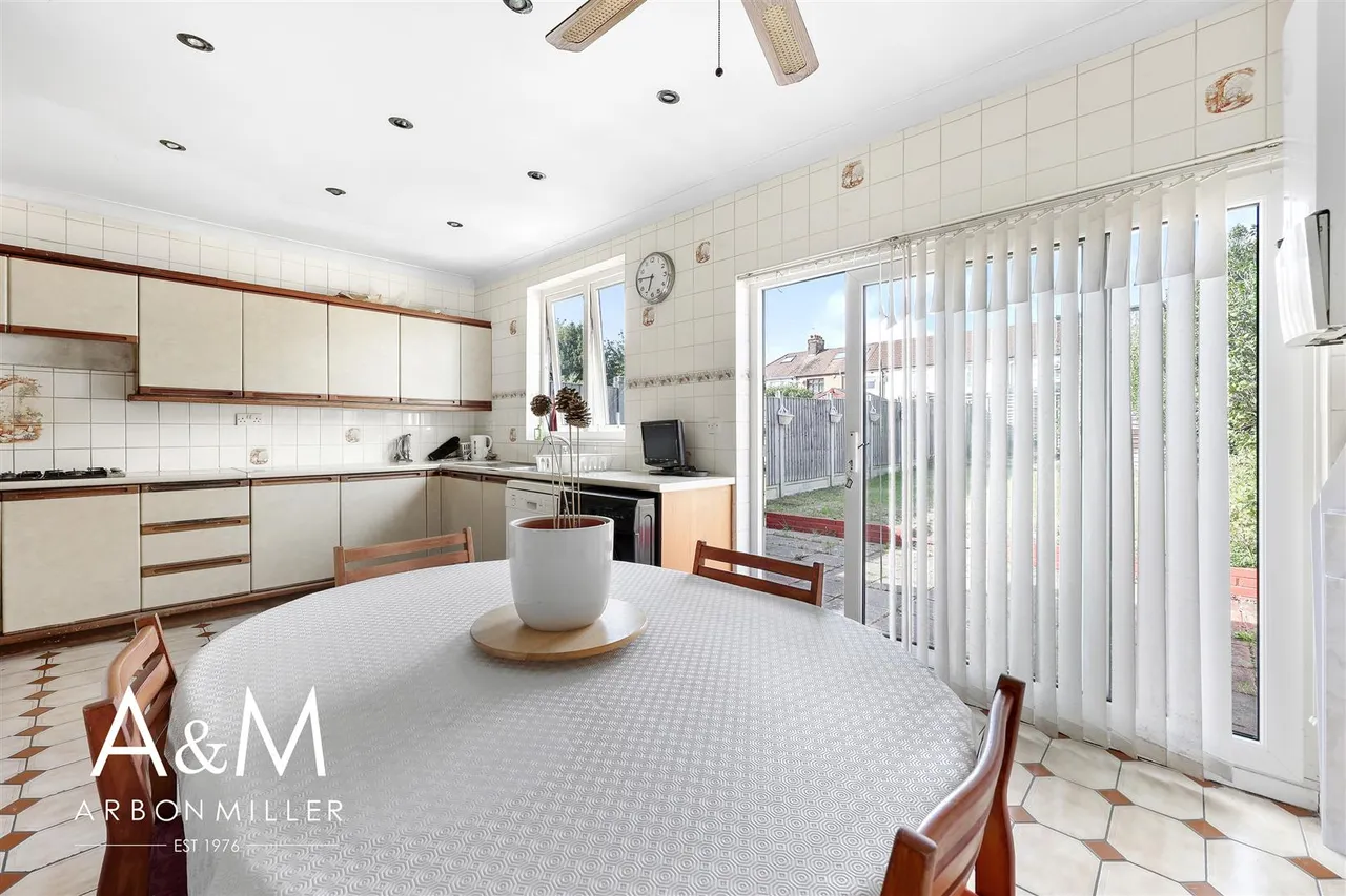 Denham Drive, Ilford, IG2, photo 4