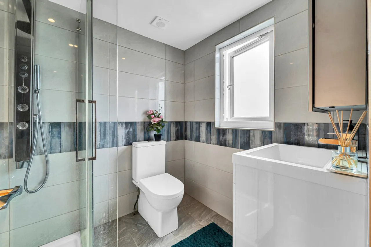 Burgoyne Road, Sunbury-on-Thames, photo 13